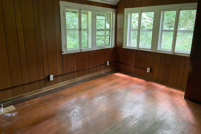 east bedroom - 1666 Broadway Historic 2 BR house adjacent to North Campus