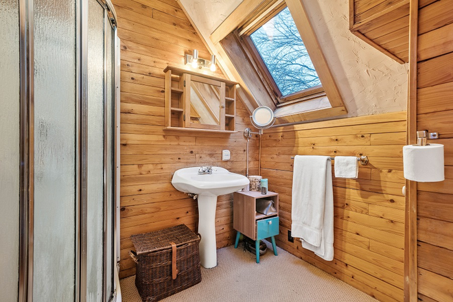 3rd floor master bedroom's private bathroom - Attic master bedroom - 6-minute walking distance to red line Wollaston T station House