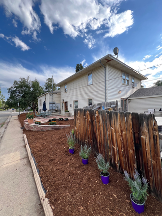 Imagine relaxing and stretching out in over 2,500 square feet - Super spacious  6 bedroom 4 bath, close to campus and majestic Chautauqua Park