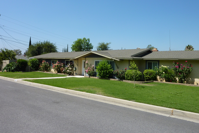 Single-family home near UCR on a quiet residential street, with a spacious yard, ample parking, and 7 mature fruit trees. - 开车3分钟/步行16分钟到UCR｜全新家具私人房｜另有独立卫浴主卧套间 House