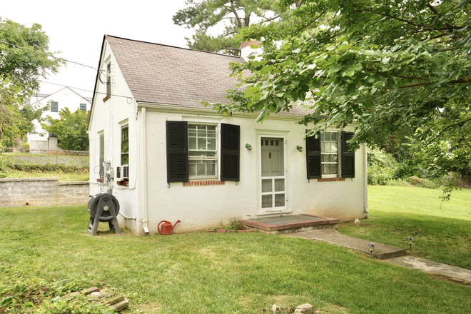 Exterior - 2321 Fontaine Ave - Adorable One Bedroom Cottage!