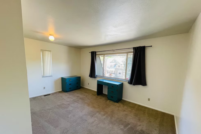 Bedroom - Campus Townhouses