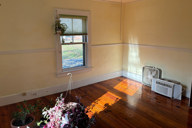 sw bedroom - Amherst Farm House, All Utilities Included, Private Bedroom