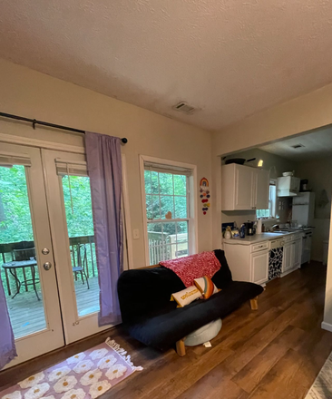living room - $500 room/util.incl./females Apartments
