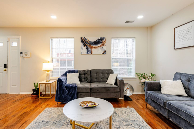 Lounge Room/Dining Area (1st floor) - Cozy Shared Fully Furnished Townhouse in Lanham
