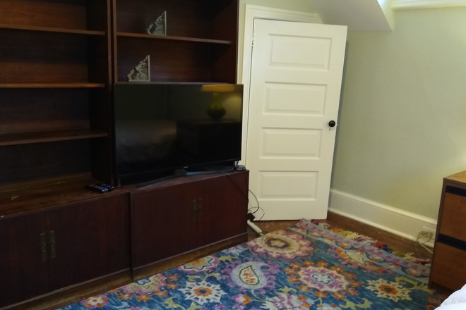 Bedroom - furnished room & private bath, full kit w/d cable individually controlled a/c House