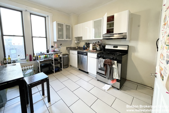 kitchen - Huge 4 bed 1 bath on Symphony Road Apartments