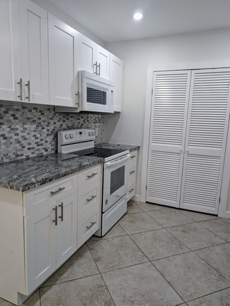 Kitchen - Spacious, Bright 3/2 Updated Duplex House - Steps from Campus