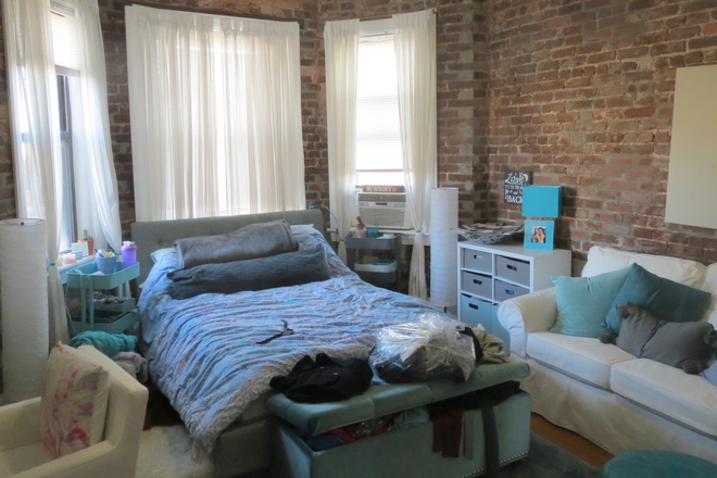 Call/text 602-317-9877 for a showing. - 9-1-25 / No Broker Fee!! / 3BR on Hemenway St / Look at Pics!! Apartments