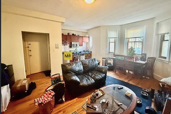 LIVINGROOM - HEMENWAY ST  1 BED AVAILABLE  09/01 CLOSE TO ALL COLLEGES AND HOSPITALS Apartments