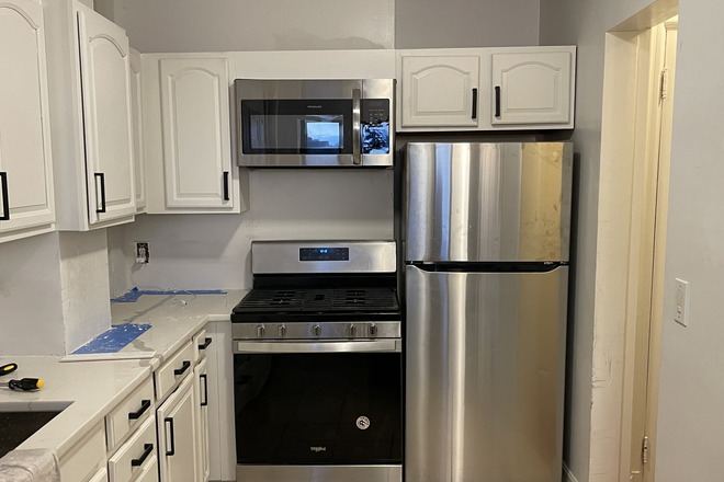living - HUGE 4 BED, HEAT/HOT WATER INCLUDED! NO BROKER FEE!1 9/1/26! Apartments