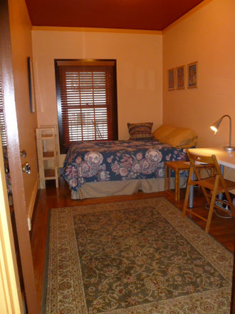 Bedroom w/full size bed, desk, dresser, bookshelves - Private Single Bedroom (1 person only) - Walk to UC Berkeley!