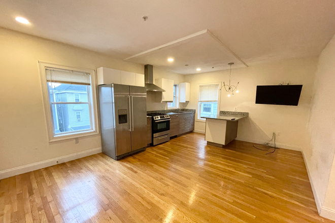 Kitchen - ONLY GIRLS Room Rental - New Construction, 4 Bedroom, Central AC, Granite, Stainless Steel!