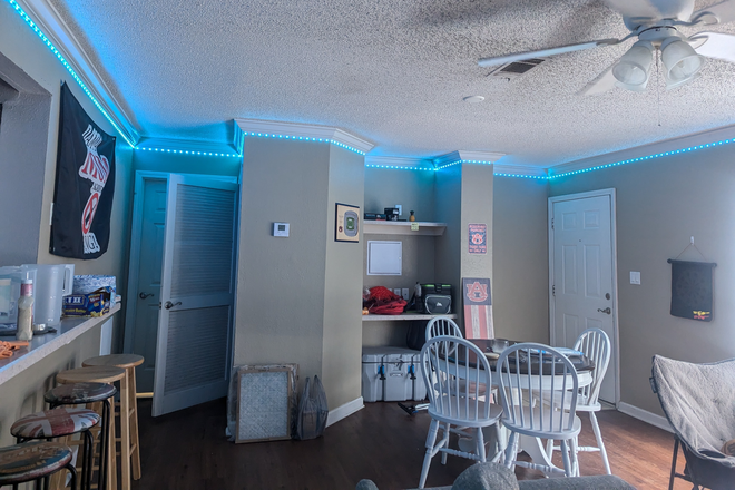 Dining - Bedroom in 4 bedroom unit - Male roommates Condo