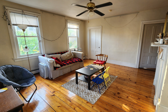 Living room - Looking for 1 roommate - You get 2 rooms Apartments
