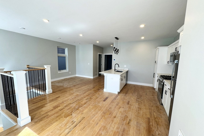 - - No Broker Fee!! Short Commute/Drive to Campus! Spacious 4 bed 3 bath w/ Laundry Apartments