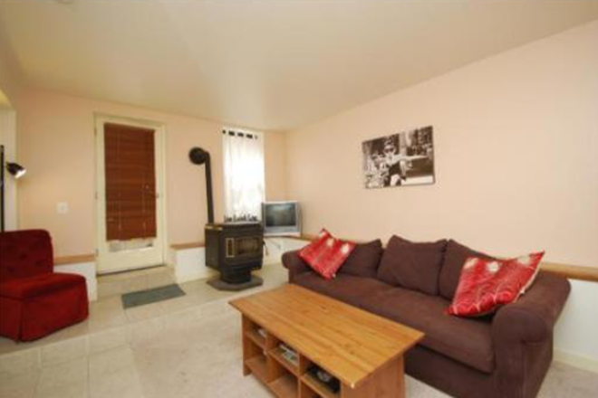 living room - **NO BROKERS FEE!!**Amazing 3 Bed / 1 Bath w/ LAUNDRY IN UNIT & Parking Available! Avail