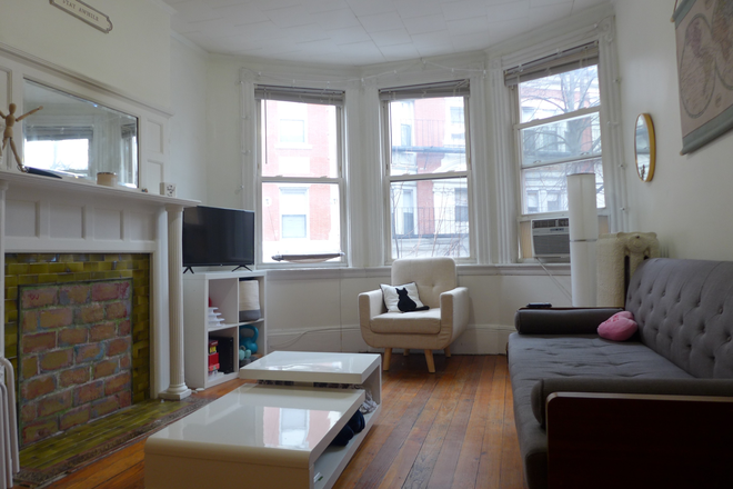 bostonrealtyonline.com - Sun Drenched Three Bedroom in Immaculate Symphony Location Apartments