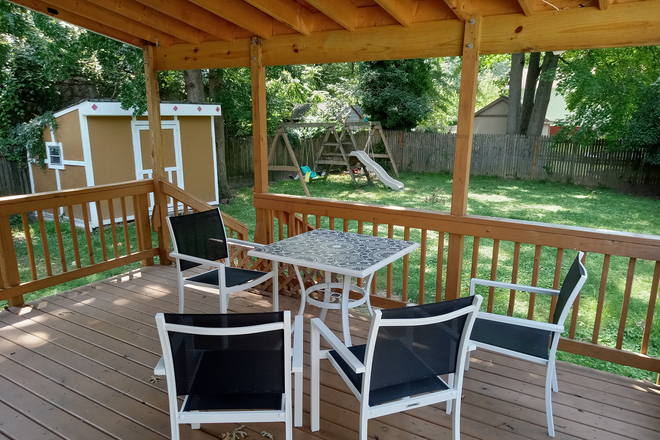 Porch - Great Space, Convenient Location House