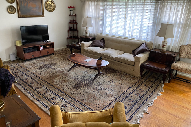 Common Area (upstairs)- Roku TV, High Speed Internet, Seating Area, Hardwood Flooring - Furnished House for Rent- 5 bedrooms, 2 full baths, laundry, High Speed internet