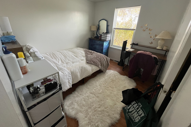 bedroom you'd be in! - SPRING 2025 SUBLEASE - 985 30th St Apartments Unit A