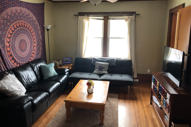 Living - Must See - Second story, 3 bedroom! Super close to campus, restaurants, & fun.