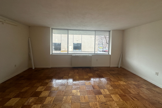 - - Studio Apartment with Pool & Concierge – Near Longwood Area
