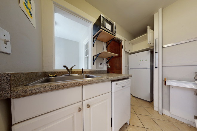 Call NOW for showings! 617-236-8600 - STORY ST - *NO FEE!* TRUE 2BR CONDO IN HRVRD SQ *AVAIL NOW!* W/ H&HW INC, LNDRY IN BLDNG, FIREPLACE
