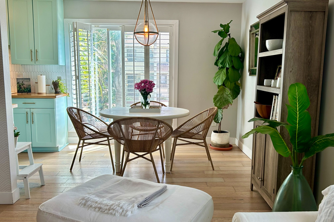 Light filled apartment near the ocean in OB - Half Block from Ocean in OB - Fully Furnished + Utilities/Internet - Academic Year Lease