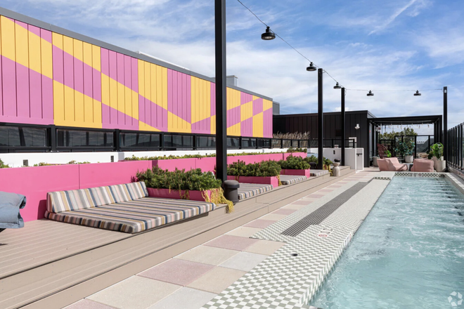 Hub rooftop pool. - Hub College Park