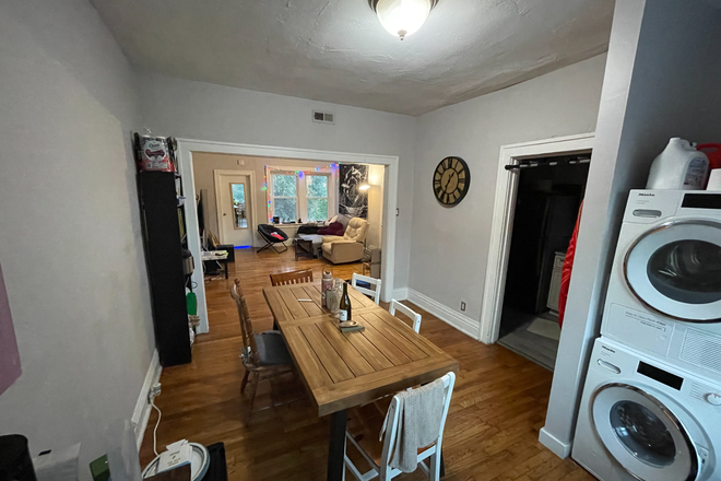 Dining room - Off Campus Loop-Area Housing Apartments