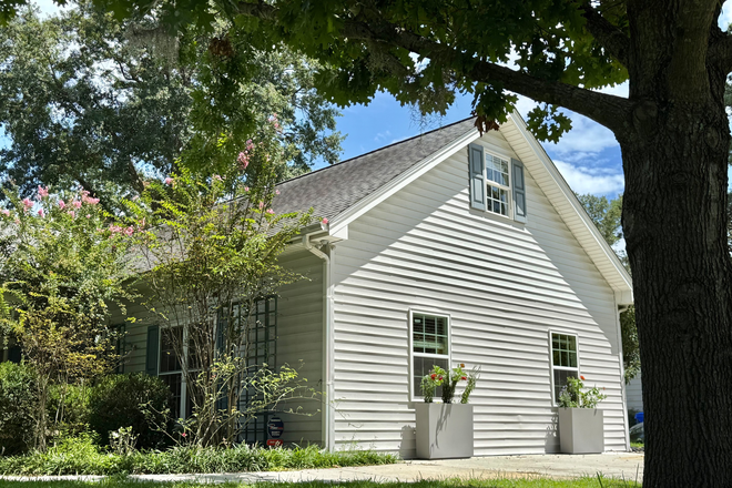 Exterior - Charming and Cozy 2b, 10 min to MUSC