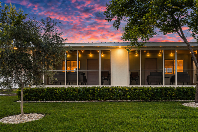 Grove Duplex-Style Unit with Parking - Private Tiny House in The Grove
