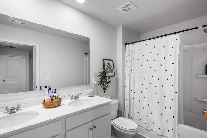 2rd full bath - 3 Beds 2.5 Baths Townhouse