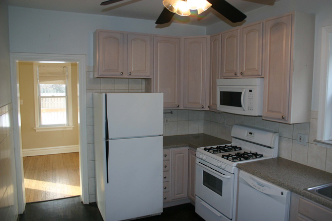 kitchen - 7304 Lindell - 1st Floor - Short walk to Campus, Clayton, or Metrolink. Free laundry, huge closets! Duplex