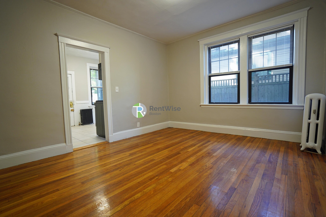 1 - AVAIL NOW-Stunning Central Sq 3 bed! H/HW inc. NO FEE TO YOU! Apartments