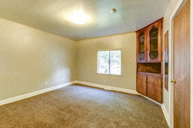 2316 Walnut Street Bedroom - 2316 Walnut St Apartments