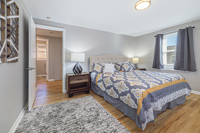 King bedroom upstaurs - Old West Side Fully Furnished all utilities incl. Townhouse, ready 11/1/25 8 months Max.