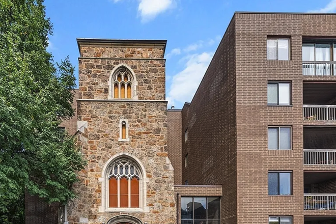 Building entrance - Spacious apartment between Harvard Square and Central Square with indoor Parking