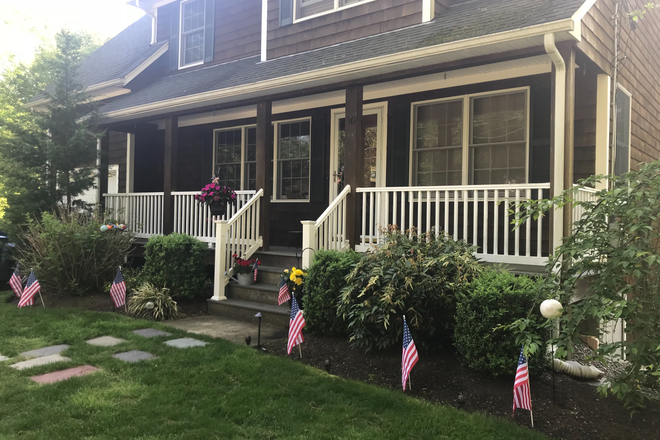 Colonial in the heart of Bonnet, private yard - BONNET SHORES