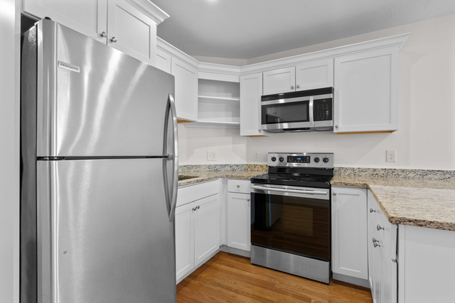Kitchen - 2 Bed near Greenline!! 800 SQFT!!