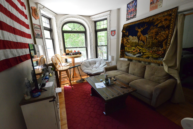 Livingroom - 2 Bedrooms in Burbank st behind whole foods walk to campus Best Deal 9/1