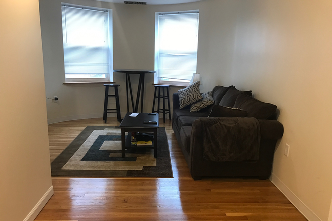 1 - Front facing 1 bedroom on Gainsborough St with in unit laundry Apartments