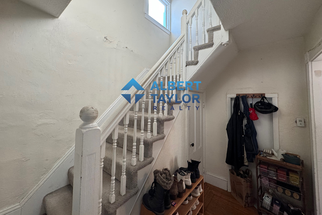 Entryway - 4 Bed 2 Bath on Gordon Street!!