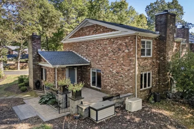 Outdoor Space - Seeking Roommate to Share a Beautifully Renovated Townhome Close to UConn Medical