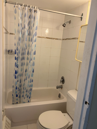 PRivate Bathroom - ANNEX STUDIOS TORONTO Apartments
