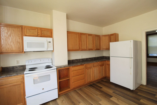 Kitchen - Downtown home for rent for the upcoming school year!