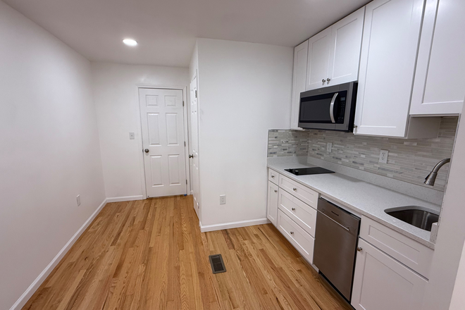 Kitchennete - 5 minutes drive to campus -  just renovated beautiful studio