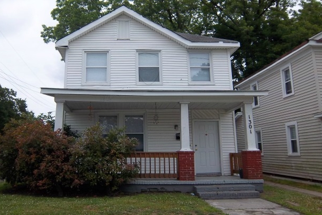 Front Exterior - (ODUrent)1301 West 42nd Street ** SUBLEASE** House