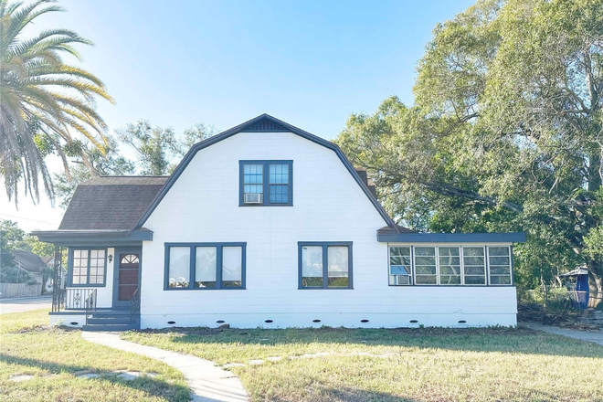 Front Ext - 2 STORY 4 BED 2 BATH + BONUS ROOM. CORNER unit with HUGE YARD